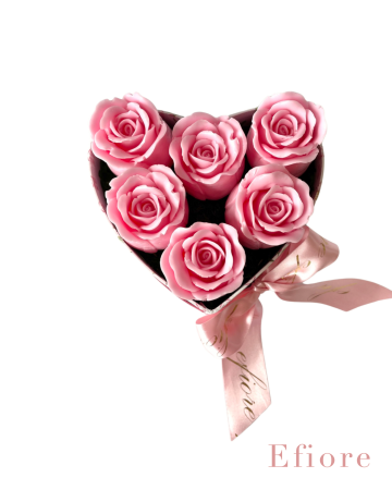 Dárkové balení růžových poupat růží v květinovém boxu ve tvaru srdce