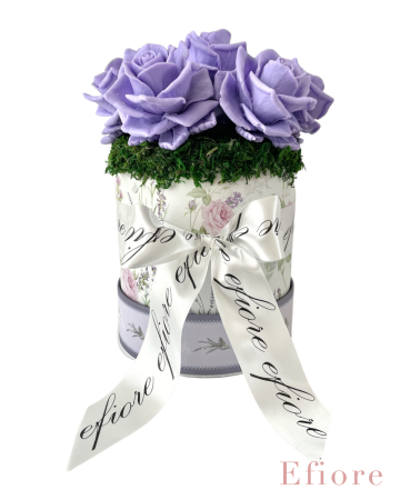 Mýdlová kytice fialových růží ve vysokém květinovém boxu (střední velikost)