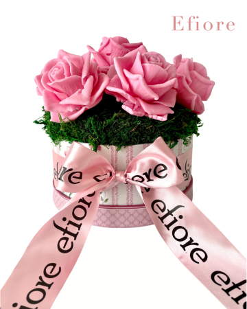 Mýdlová kytice růžových růží v květinovém boxu - nízký/střední