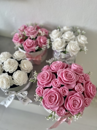 Mýdlová kytice růžových růží Princess v bílém boxu - maxi