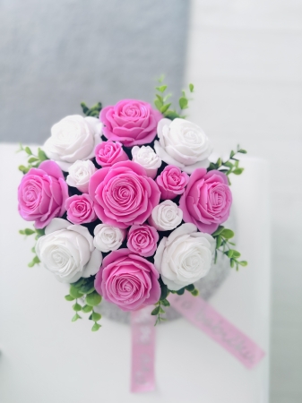 Mýdlová kytice růžovo-bílé růže Princess v bílém boxu - maxi
