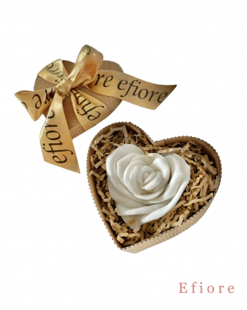 Dárkové balení bílé mýdlové růže ve tvaru srdce v přírodní srdíčkové krabičce