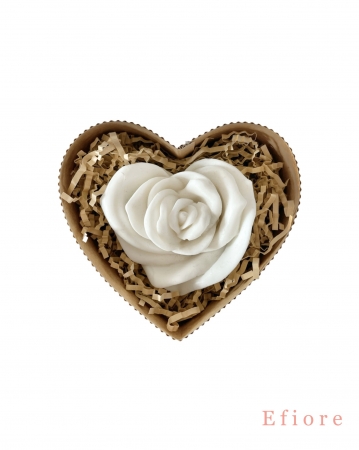 Dárkové balení bílé mýdlové růže ve tvaru srdce v přírodní srdíčkové krabičce