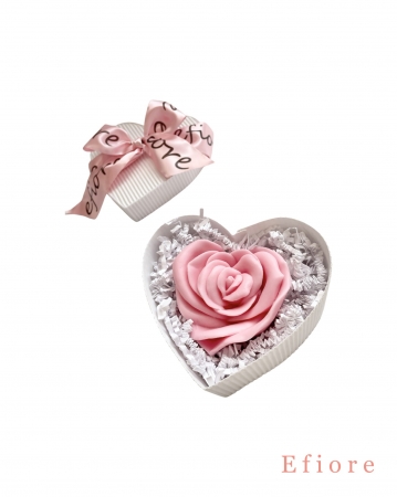 Dárkové balení růžové mýdlové růže ve tvaru srdce v bílé srdíčkové krabičce