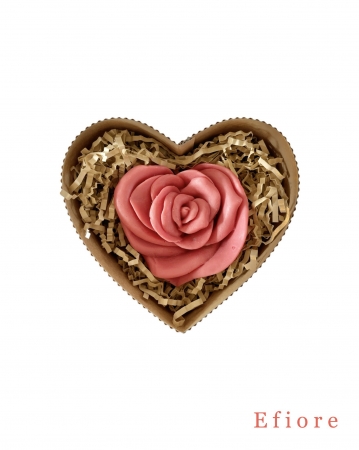 Dárkové balení červené mýdlové růže ve tvaru srdce v přírodní srdíčkové krabičce